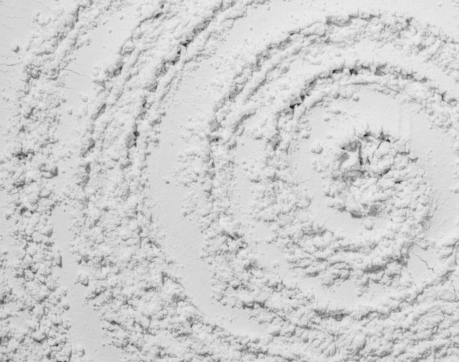 Sodyum Bisülfat, kontrollü asitleştirme sağlayan, güvenli kullanıma sahip asidik bir kimyasal üründür. Özellikle pH düşürme ve dengeleme amacıyla su arıtma sistemleri, temizlik kimyasalları ve endüstriyel proseslerde kullanılmaktadır. Katı formda olması sayesinde depolama ve taşıma kolaylığı sağlar. Alternatif asitlere göre daha stabil yapısı ile proses güvenliğini artırır.